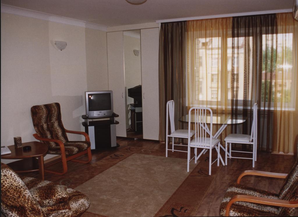Hotel Service Predslava On Antonovicha Street Kiev Chambre photo